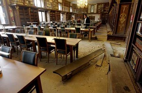 La placa se desplom� a escasos cent�metros de una mesa de estudio.