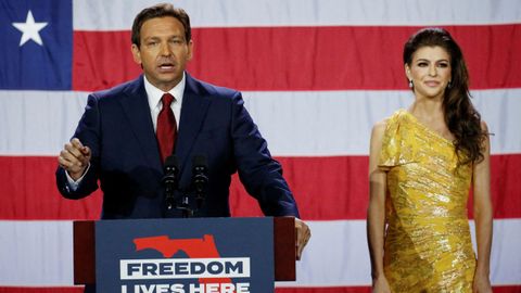 Ron DeSantis y su mujre, Casey, en la celebracin de su reeleccin como gobernador de Florida 