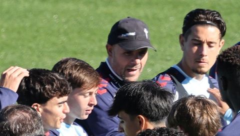 Fredi �lvarez, con sus jugadores, en el entrenamiento del Celta Fortuna de este viernes.