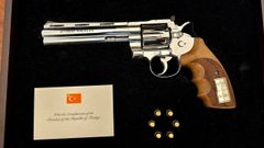 Arma regalada polo presidente turco, Recep Tayyip Erdogan, na OTAN.