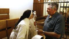 Ritual del beso a la Santa Cruz en Valdeflores, en septiembre de 2019