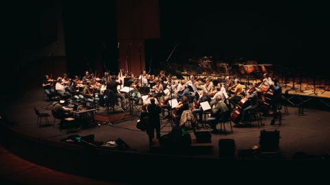 Fernando Velzquez grabando la banda sonora de la serie Invisible de Disney+ con la Sinfnica de Galicia en el Palacio de la pera de A Corua.