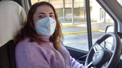 Liliana Ramos conduce el bus que lleva a los m�s madrugadores desde Os Ancares y hasta el HULA