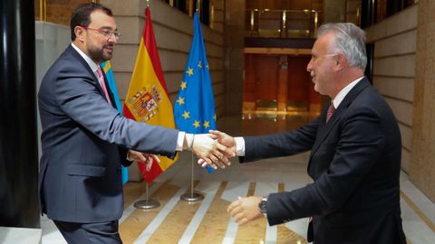 El presidente del Principado, Adrin Barbn (d), y el ministro de Poltica Territorial y Memoria Democrtica, ngel Vctor Torres (i), al inicio de la reunin que mantienes este lunes en Oviedo