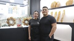 Mari Ángela y Alex abrieron hace cinco meses Sabores, una micropanadería y pastelería 100 % artesana. Tras ser finalista en el 2023 en el concurso The Baker y llevarse el Premio al mejor pan de masa madre, él se inscribió de nuevo este año y ya se está preparando para presentar un pan que represente a Galicia y un brioche. En su escaparate muestra el trofeo y panes artísticos que lo llevaron a la final de esta competición nacional.