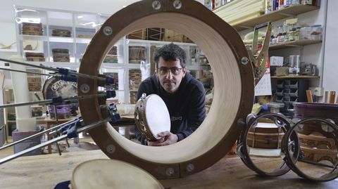 Pablo Seoane en su taller de Vilar de Calo, en Teo, donde trabaja como artesano fabricando panderetas y otros instrumentos tradicionales de percusin. Por las tardes, es profesor de msica, gaita, acorden y baile gallego en distintas aulas. Adems, es un gaiteiro reconocido, divulgador e investigador del folklore popular.