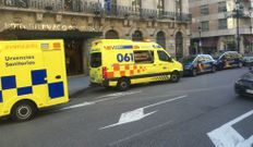 Ambulancias y coches patrulla en el hotel NH tras la agresi�n. 