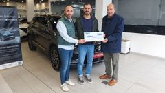 David Gmez, Xabier Teixeira y Rogelio Martnez, en la entrega del bono.