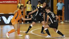 Elena Arag�n pelea por la pelota con dos jugadoras del M�stoles