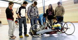 Los alumnos del colegio de Zas pudieron probar una �handbike�.