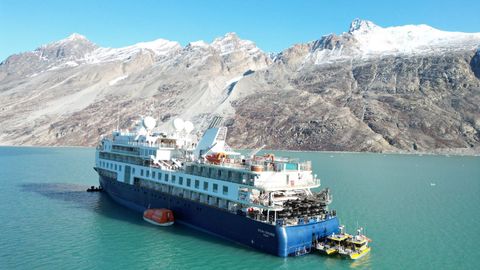 El crucero de lujo Ocean Explorer, que transportaba a 206 personas y que encall�, en el Alpefjord.
