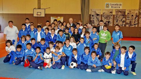 VISITA DE VICENTE DEL BOSQUE A RIBEIRA PARA RECIBIR PREMIO DEL CLUB DE TAEKUONDO NATURAL SPORT VIDELGI. CON CHAVALES DEL XUVENTU AGUI�O DE FUTBOL