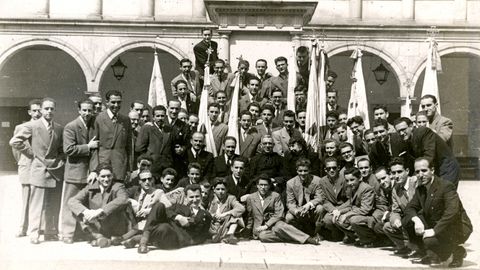Grupo de j�venes de Acci�n Cat�lica en el patio de la Universidad de Oviedo, hacia 1945