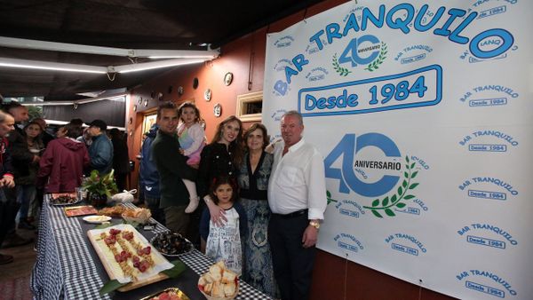 Tanis, junto a la familia que creci� al calor de su taberna, en octubre del 2024, cuando O Tranquilo celebr� su 40 aniversario