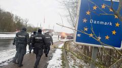 Polic�as patrullando la frontera danesa alemana a principios de mes