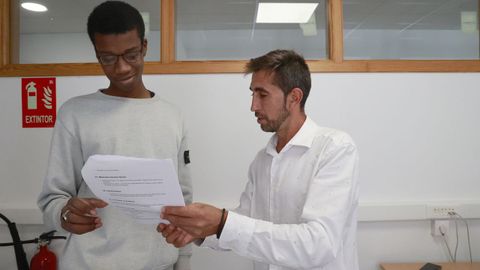 Ivn ayuda a Al con un trabajo terico. Los alumnos del curso de la FP acelerada exhiben ganas de aprender y trabajo serio