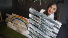 Carmen Fern�ndez, dentro del escaparate de su sal�n Mon Petit