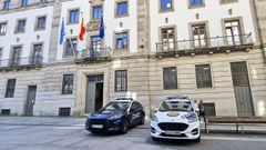 Foto de archivo con dos coches de Polic�a Nacional y Polic�a Local en la Audiencia de Pontevedra