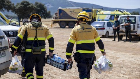 Bomberos forestales de Castilla-La Mancha transportan aguan y comida para avituallarse y seguir con la extinci�n del incendio forestal declarado el jueves en una finca agr�cola en Retuerta del Bullaque (Ciudad Real)