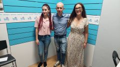 La edila del BNG que renunciar� a su acta, Andrea Ucha; el candidato Francisco Leiro; y la portavoz municipal, Sandra Fern�ndez Agraso