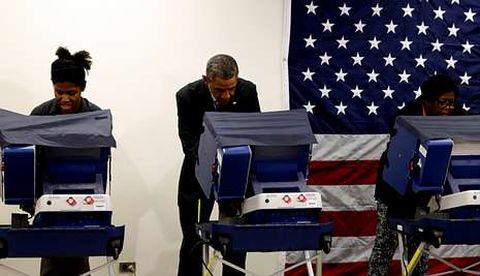 <span lang= es-es >�No toques a mi novia�</span>. La joven de la izquierda pas� un mal rato cuando su novio brome� con el presidente advirti�ndole que no la tocara, mientras ambos votaban anticipadamente. 