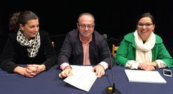 La concejala Pilar Iglesias, el alcalde, Ram�n Vigo, e Iria Pi�eiro, de la empresa, en el acto de ayer. 