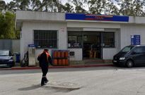 Los empleados fueron sorprendidos por el asaltante en el interior de la tienda.