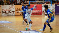 Pirata, con el bal�n en una imagen de archivo, es el m�ximo goleador de los barbanzanos.