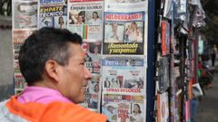 Un hombre, ante las portadas de la prensa del lunes que recogen los primeros resultados de las elecciones presidenciales de Per�
