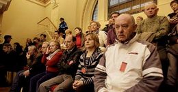Afectados por las preferentes asistieron ayer al pleno celebrado en el Ayuntamiento.