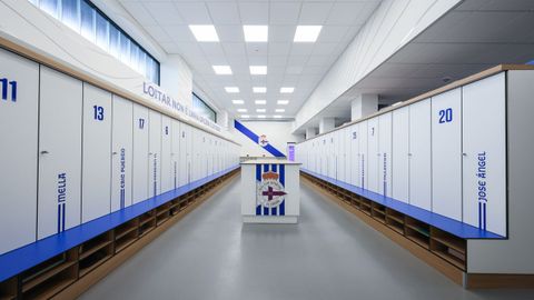 Vestuario del primer equipo masculino del Dépor Training Center.