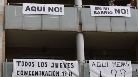 Edificio del barrio de La Florida se concentran para exigir que no se traslade el centro de menores de Avil�s a su edificio. Asturies Anfiscismo ha convocado una concentraci�n en la plaza Carlos Osoro a las 18:30 horas bajo el lema 'Fuera racismo de nuestros barrios', media hora antes de la programada en el Paseo de la Florida contra la posible ubicaci�n de un centro de menores en el barrio
