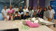 Los alumnos entregaron 17 cojines solidarios en el hospital de Lugo y cartas de apoyo para las pacientes.