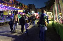 Imagen que ofrec�a anoche el recinto festivo de Ribadeo repleto de atracciones. 