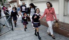 La mayora de los escolares acudieron en su primer da de colegio en educacin infantil y primaria acompaados por sus padres.