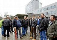 Trabajadores de Transa y alg�n sindicalista, ayer, tras el acto de conciliaci�n en el SMAC.