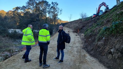 Ivn Puentes, con dos tcnicos de Elsamex, durante su visita a las obras del sendero que comunicar la playa fluvial del Lrez con el viaducto