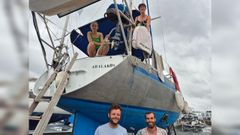 De izquierda a derecha, Rosa Rulquin, Agathe Payre, en el barco, y  Jacques Hessenauer y Julien Paget, en tierra.