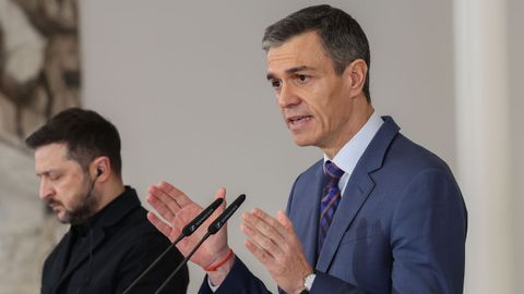 El presidente del Gobierno, Pedro S�nchez, y el presidente de Ucrania, Volodimir Zelenski, en una rueda de prensa, en el Palacio de la Moncloa.