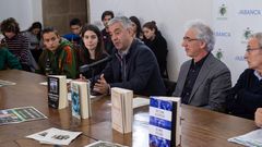 Estudiantes encargados de leer el fallo, junto al secretario xeral de Pol�tica Ling��stica y el director del IES Rosal�a de Castro
