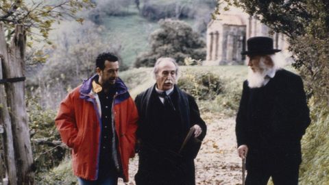 Garci charla con los actores Rafael Alonso y Fernando Fernn Gmez, en una foto tomada en 1997 en un descanso del rodaje en Asturias del filme El abuelo.