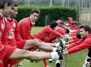 Los jugadores del Lugo realizan estiramientos en una sesi�n celebrada en A Campi�a.