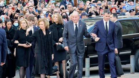 La reina Sofa y el rey Juan Carlos, las infantas y sus hijos a la llegada a la Catedral.