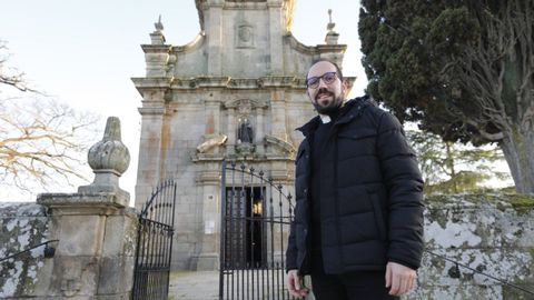 El sacerdote Francisco Lpez frente a la entrada de la iglesia que pasa a ser santuario