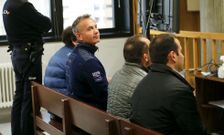 Los cinco acusados permanecieron esposados durante la primera sesi�n del juicio. 