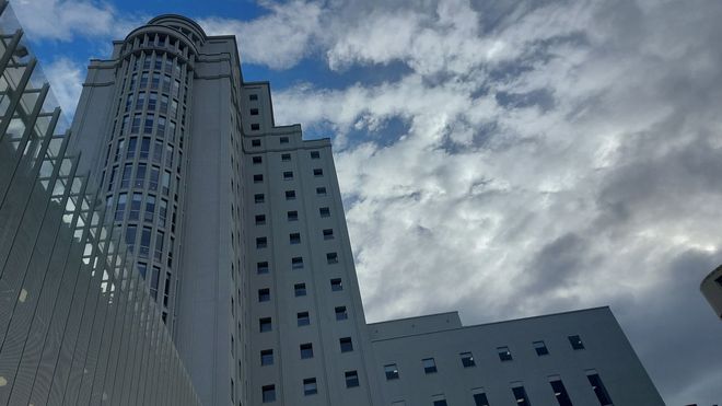 Imagen del edificio de la Cidade da Xustiza durante el apagón sufrido esta mañana