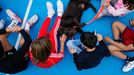 Imagen de archivo de unos ni�os jugando con un perro en un colegio