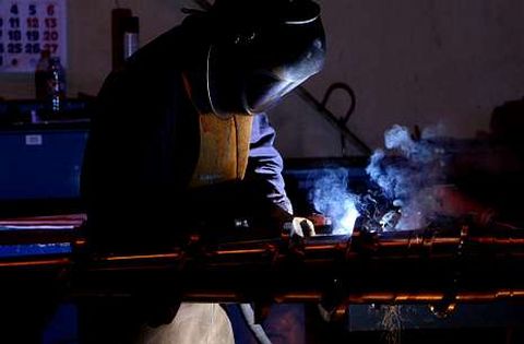 Algo m�s de un centenar de personas encontraron trabajo en la industria el mes pasado. 