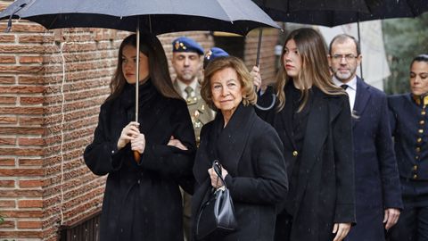 La Reina Do�a Sof�a junto a sus nietas, la Princesa Leonor y la Infanta Sof�a, llegan a la catedral Ortodoxa Griega de San Andr�s y San Demetrio.