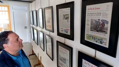 O escritor Xos� Miranda observa algunhas das p�xinas de La Voz con imaxes e noticias de Chantada que se poden ver na exposici�n �Chantadeses en portada�, no Espazo Xove